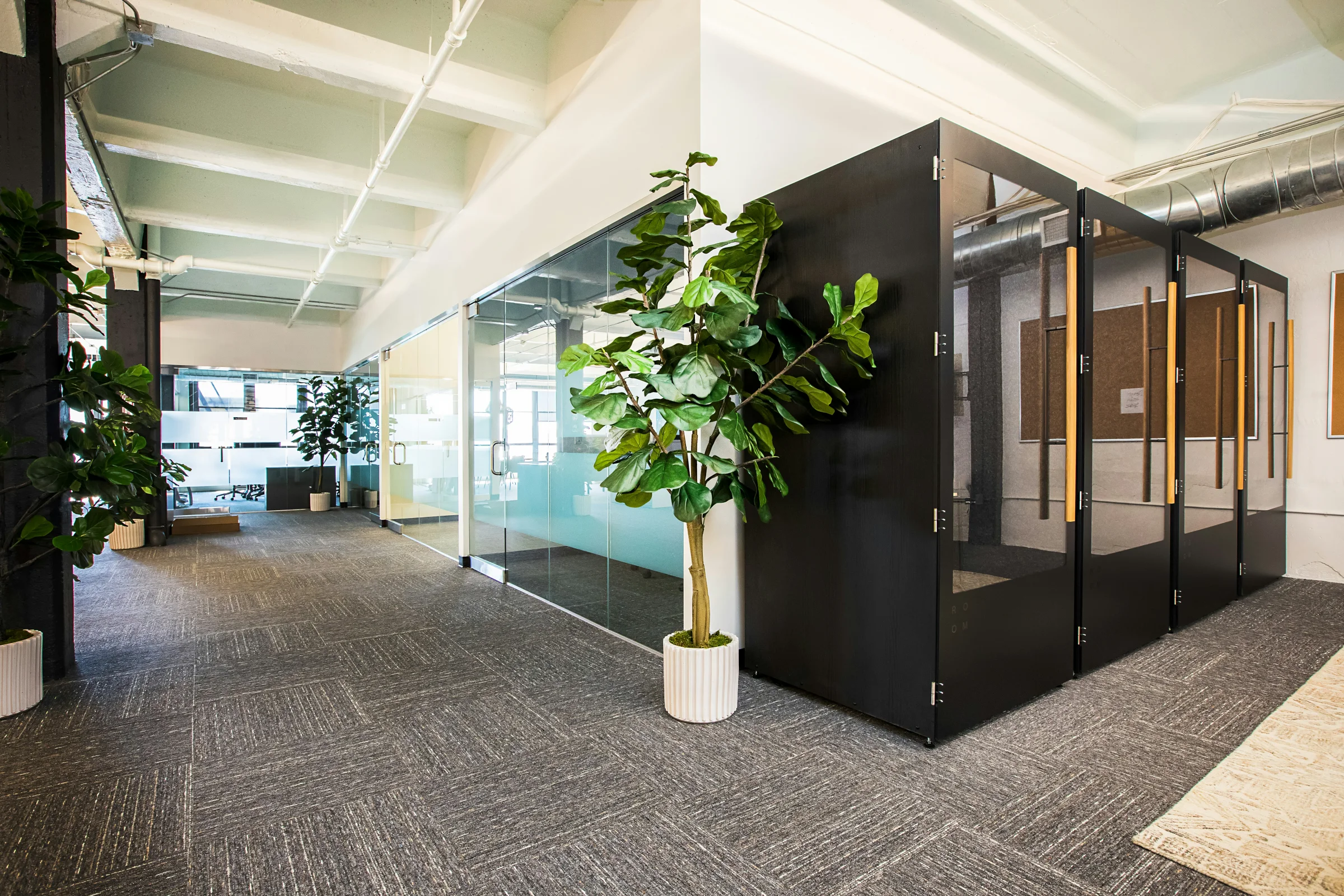 Montage de bureaux individuels et benchs collaboratifs.
