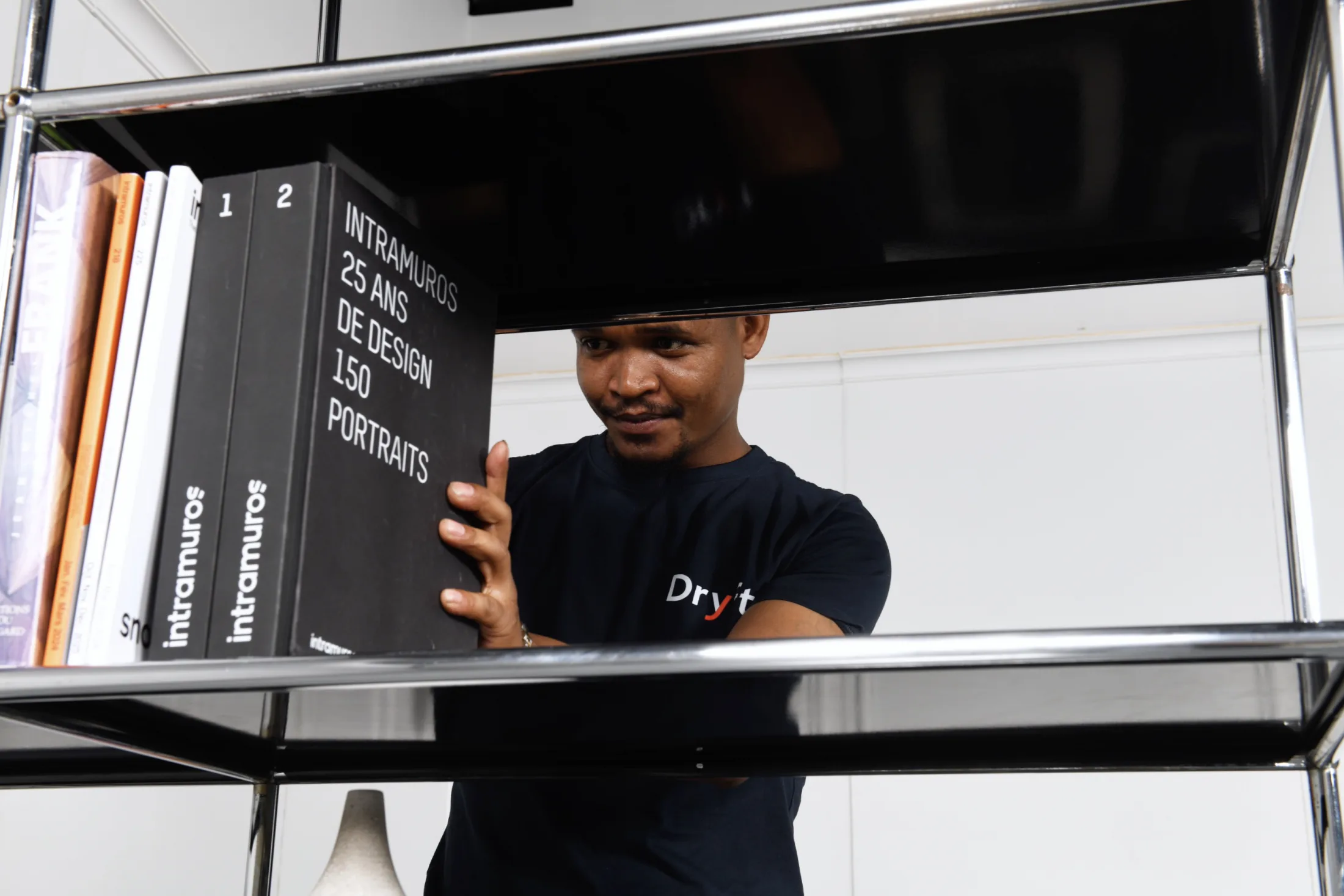 Installation de rayonnages et solutions de rangement.