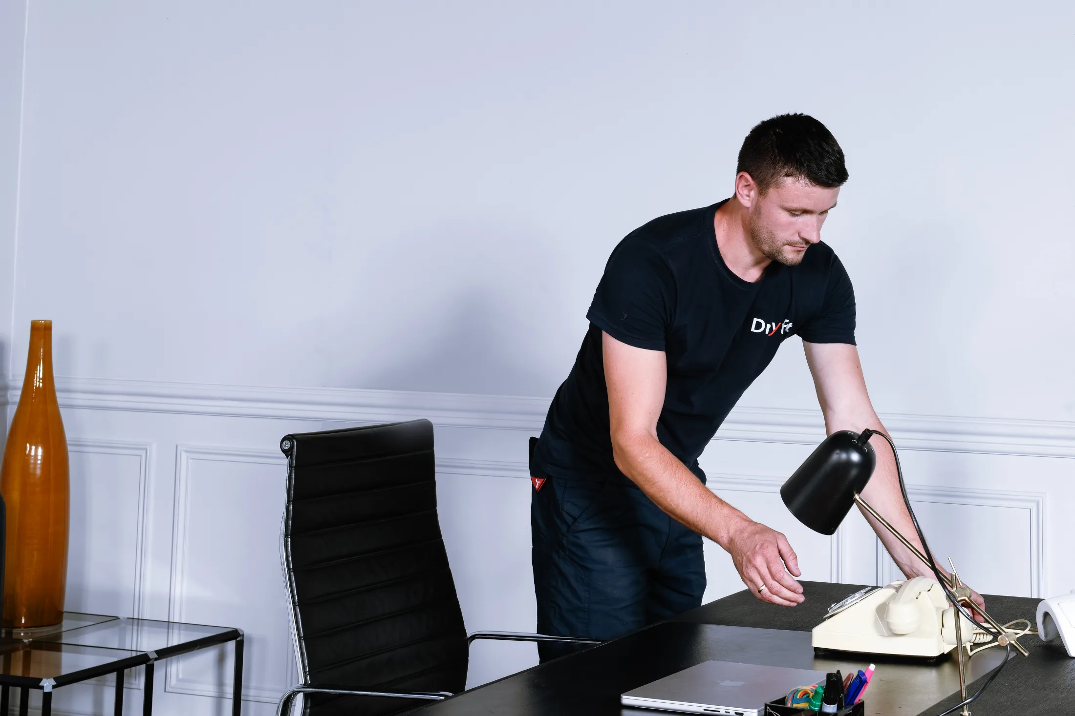 Monteurs experts Dryft installant du mobilier de bureau